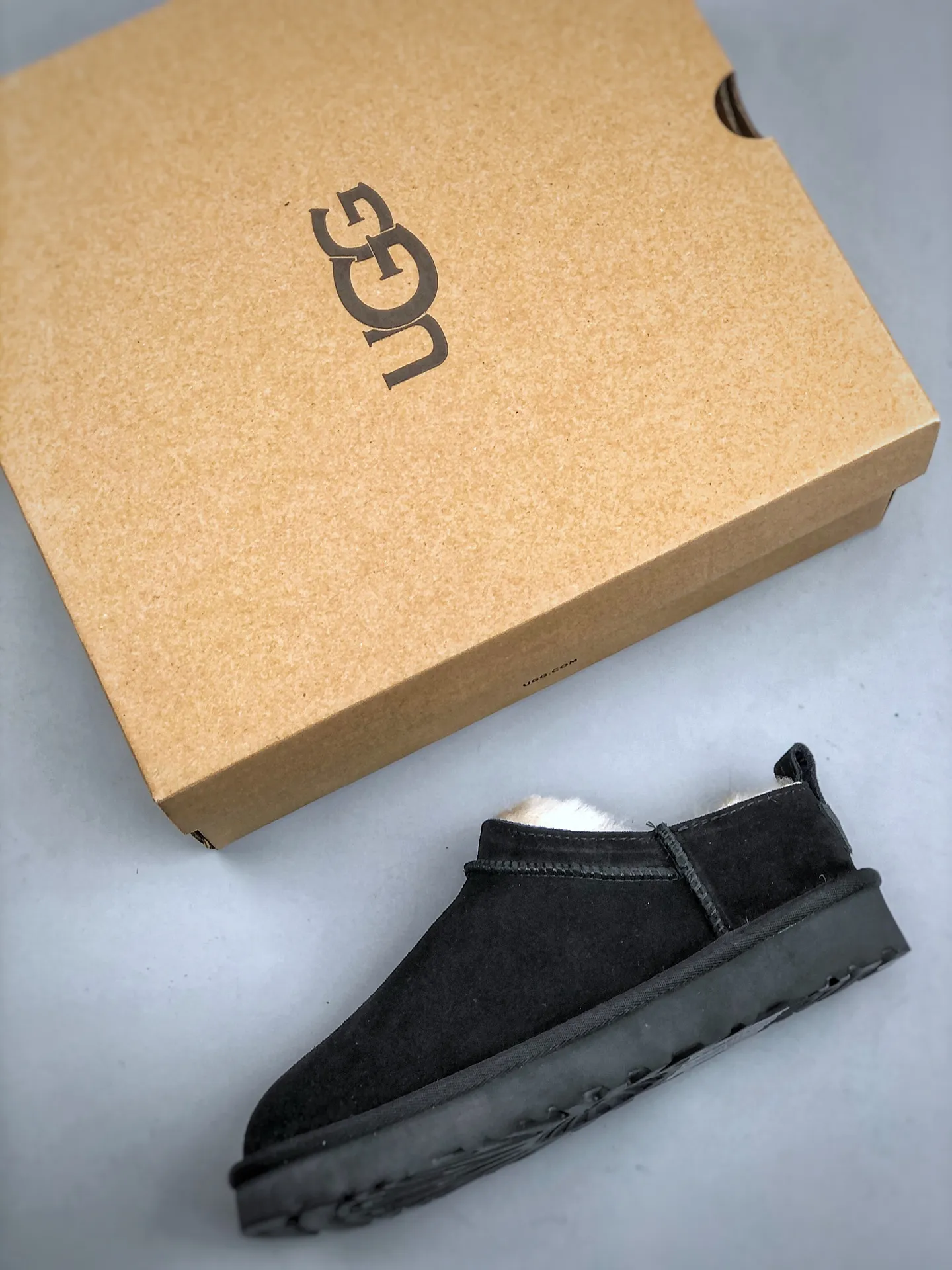 Local self-pickup💰520 supports store placement. The top version of ugg on the market. 25 new models. UGG Elea Slip-On. Thin and light slip-on. Home, office, air-conditioned room. Easy to match, super fashionable and long-leg welfare model. Produced by a large foreign trade factory in Guangzhou. Toe to insole. Genuine sheep fur integrated. Independent outer box packaging. Chip with waterproof technology. Different from any version on the market. Independently developed original outsole and cashmere insole to keep you warm in winter and suitable for home use. In recent years, uug has launched a style series that is partially geared towards the preferences of young consumers and has also moved to the forefront of fashion trends. Shoe body material Water-repellent coated suede upper 17 mm UGGPURE™ implanted wool insole Lightweight non-slip and comfortable rubber outsole With brand LOGO trademark Comes with a full set of packaging Size: 35-40